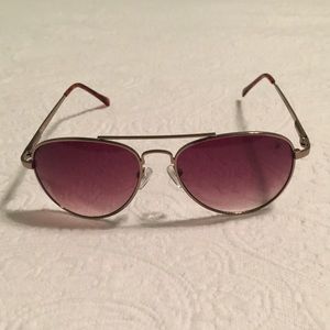 Vera Wang women's aviator sunglasses 🕶